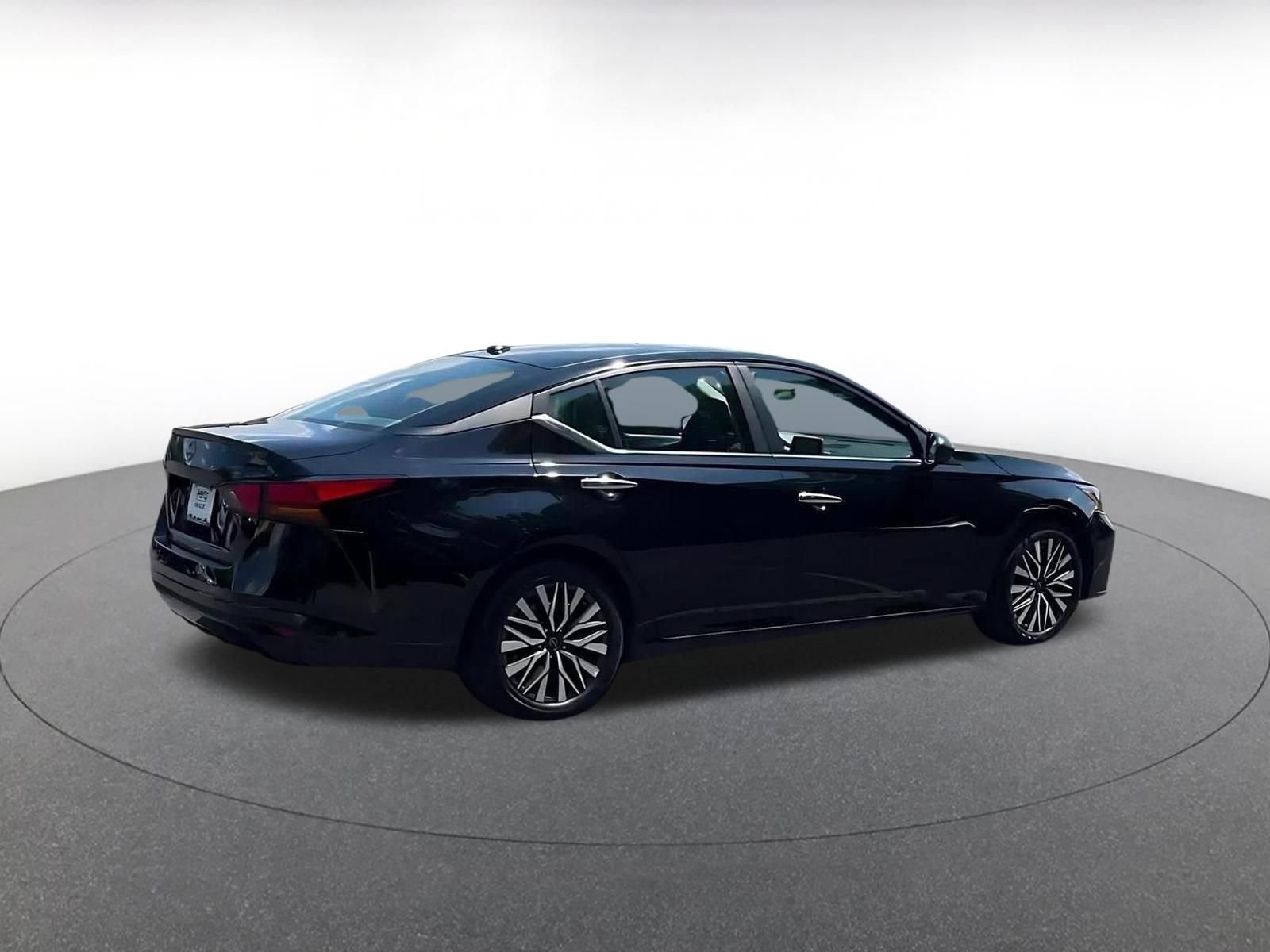 Used 2025 Nissan Altima 2.5 SV FWD image 14
