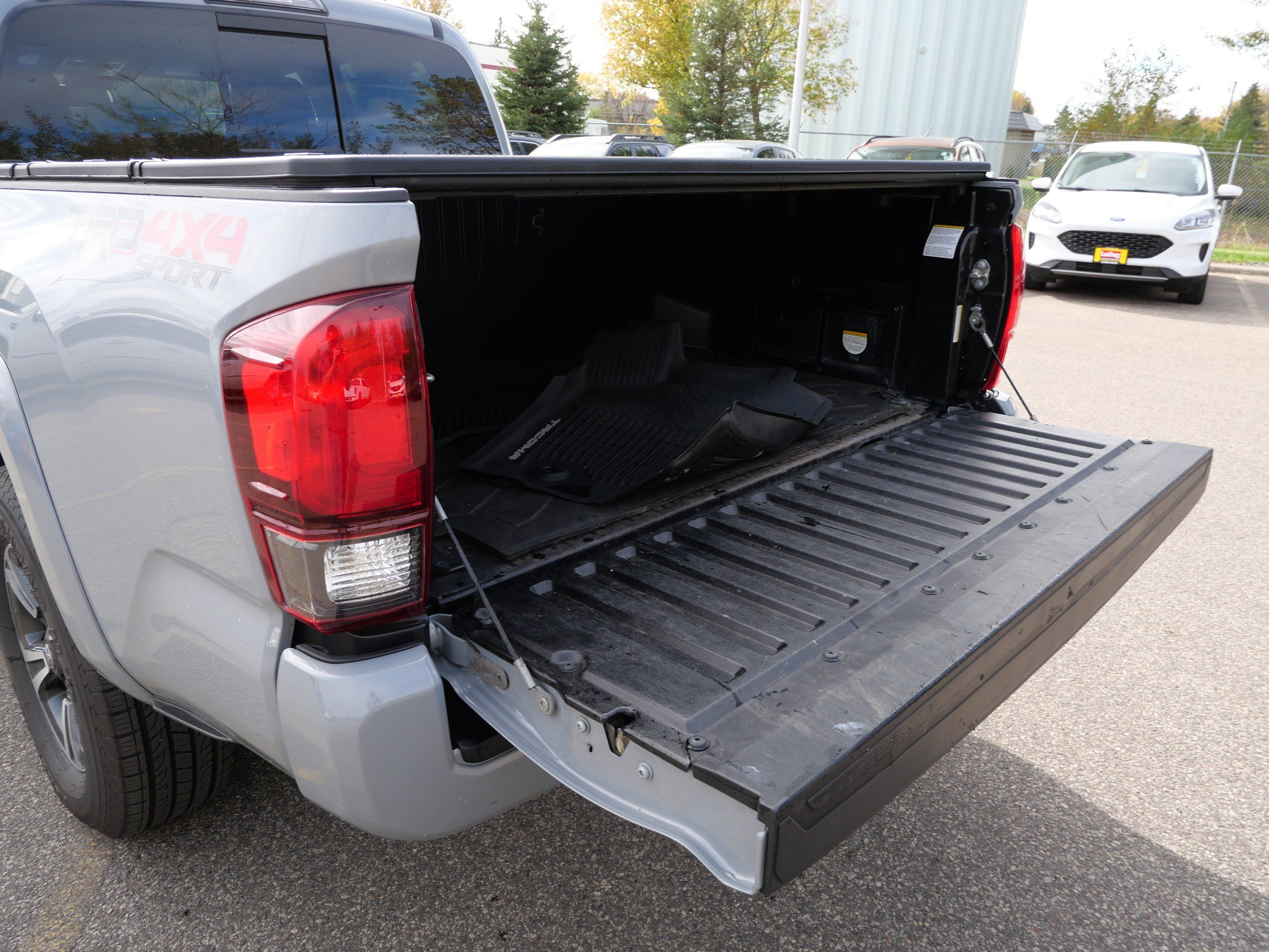 Used 2018 Toyota Tacoma TRD Sport AWD/4WD image 18