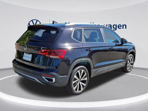 Used 2023 Volkswagen Taos SE w/ Panoramic Sunroof Package FWD image 6