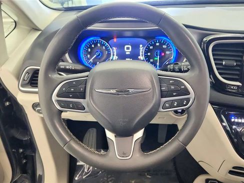 Used 2023 Chrysler Pacifica Touring-L FWD image 31