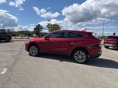 Used 2023 Toyota Venza XLE image 13