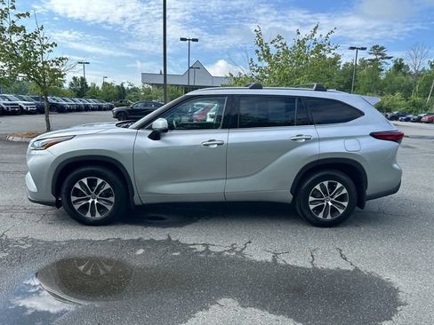 Used 2021 Toyota Highlander XLE AWD/4WD image 2