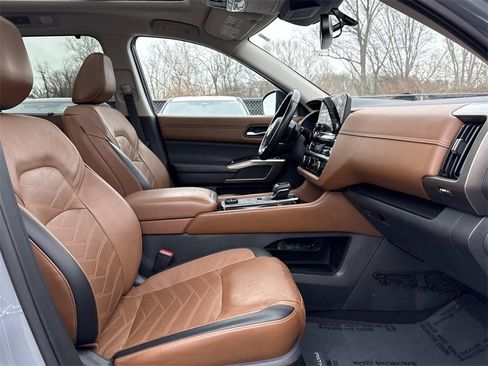 Certified 2022 Nissan Pathfinder Platinum w/ Cargo Package image 10