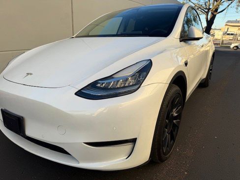 Used 2022 Tesla Model Y Long Range image 5