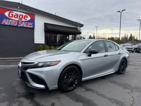Used 2021 Toyota Camry SE image 1