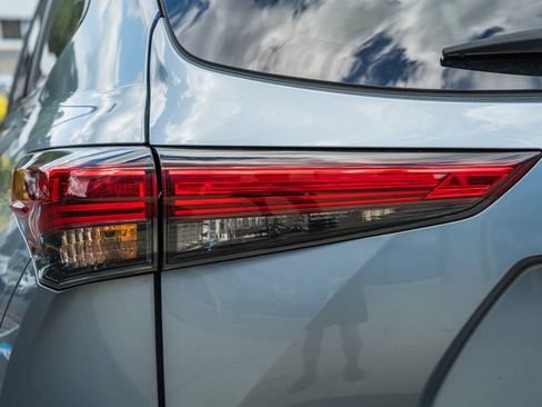 Used 2023 Toyota Highlander LE FWD image 7