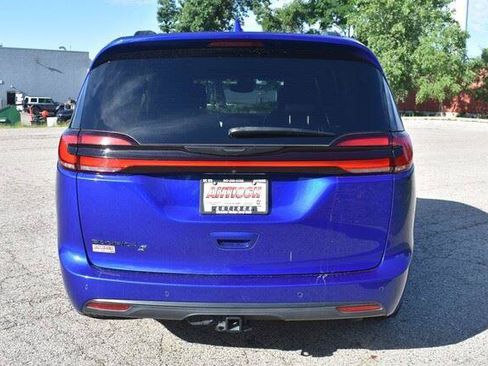 Used 2021 Chrysler Pacifica Touring-L w/ Uconnect Theater Family Group FWD image 7