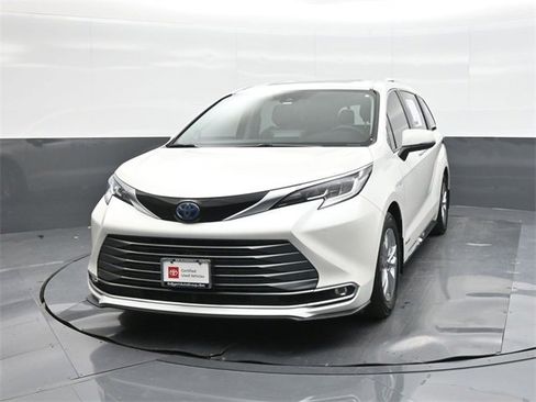 Used 2021 Toyota Sienna Limited image 30