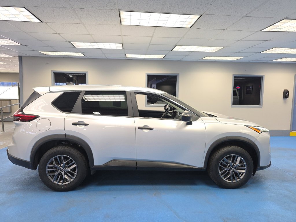 Used 2024 Nissan Rogue S AWD/4WD image 2