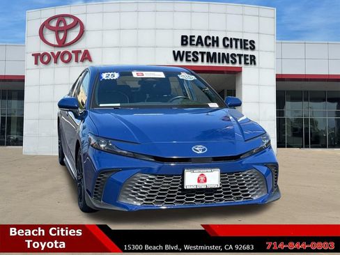 Used 2025 Toyota Camry SE FWD image 3