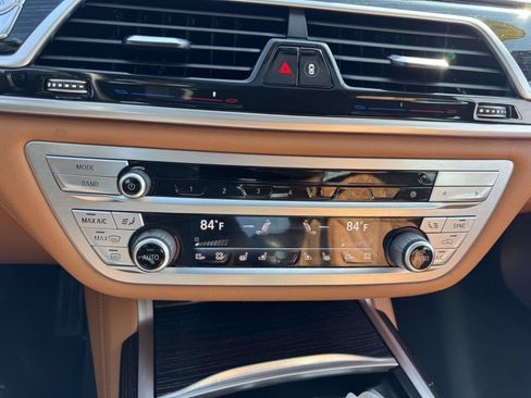 Used 2022 BMW 750i xDrive w/ M Sport Package AWD/4WD image 28