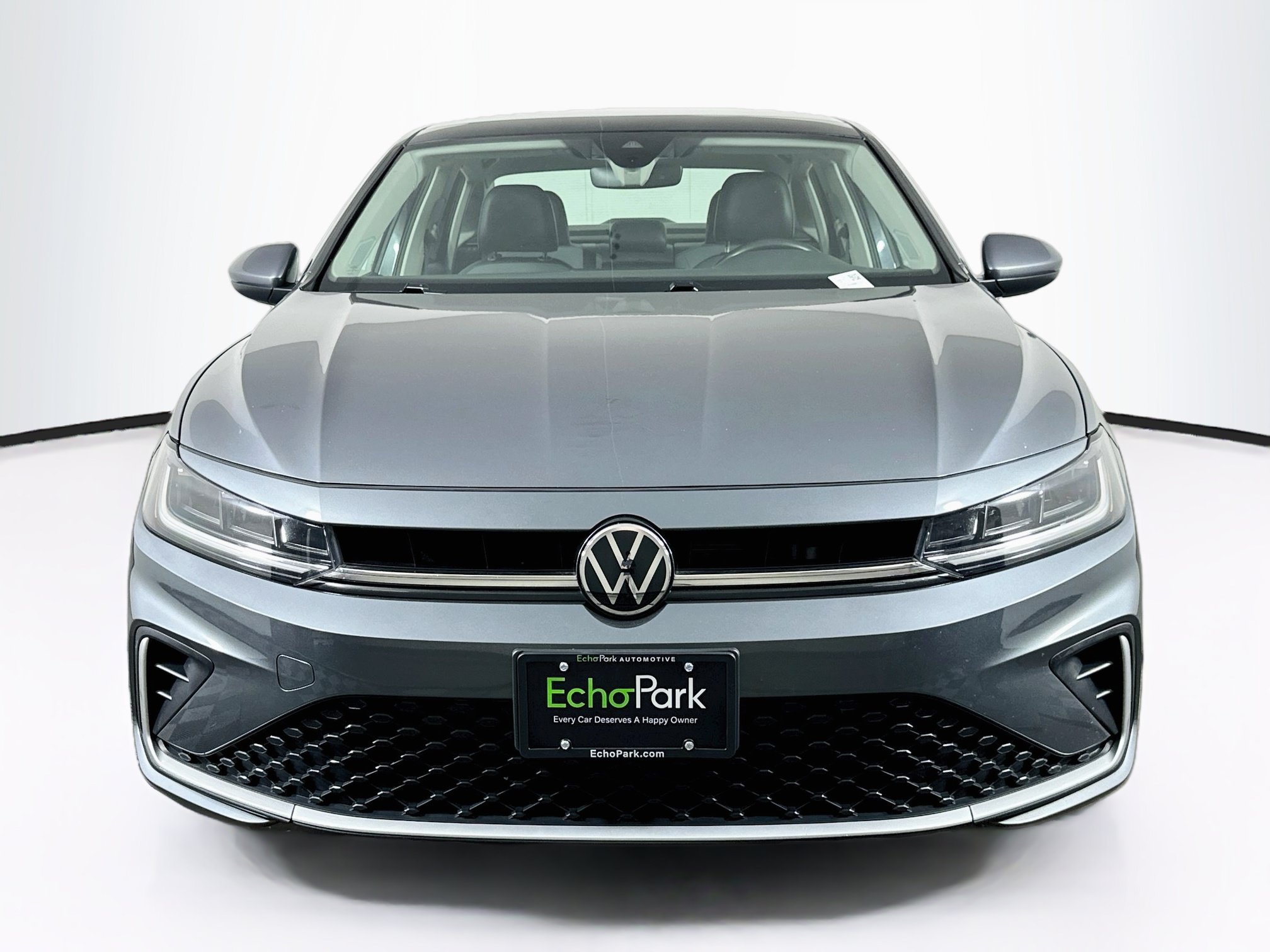 Used 2025 Volkswagen Jetta SE FWD image 2