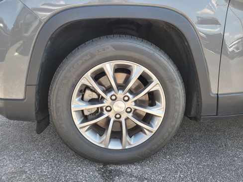 Used 2021 Jeep Cherokee Latitude Plus w/ Mopar Interior Package FWD image 9