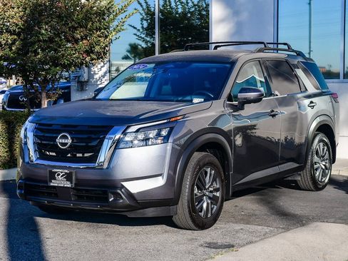 Used 2024 Nissan Pathfinder SV image 3