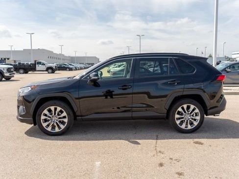 Used 2021 Toyota RAV4 XLE Premium AWD/4WD image 4