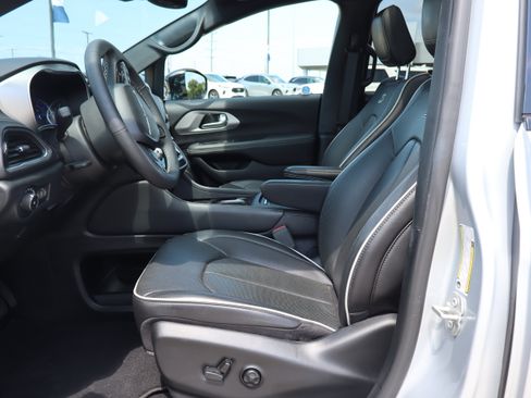 Used 2024 Chrysler Pacifica Premium FWD image 9