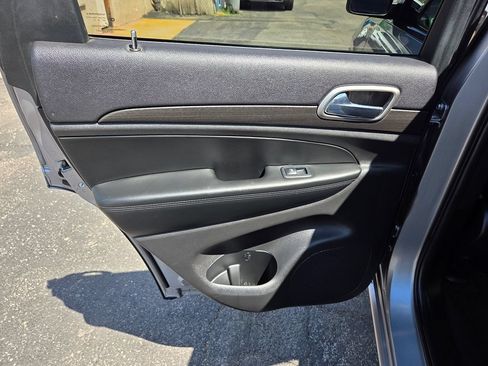 Used 2018 Jeep Grand Cherokee Altitude RWD image 33