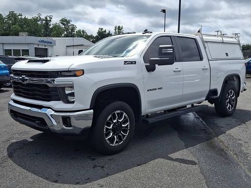 Used 2024 Chevrolet Silverado 2500 LT w/ Safety Package AWD/4WD image 3