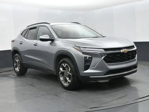 Used 2025 Chevrolet Trax LT w/ LT Convenience Package FWD image 2
