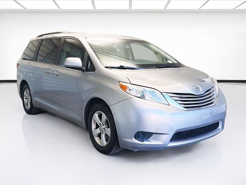 Used 2017 Toyota Sienna LE image 3