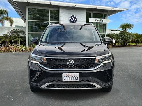Certified 2023 Volkswagen Taos SE image 2