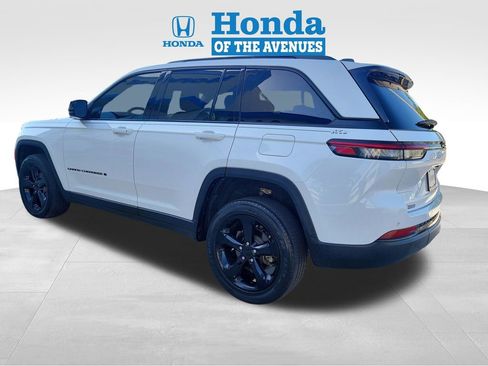 Used 2023 Jeep Grand Cherokee Altitude RWD image 3