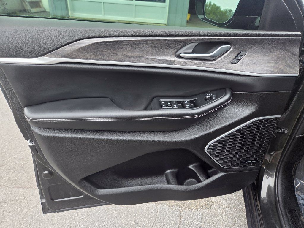 Used 2023 Jeep Grand Cherokee L Limited w/ Luxury Tech Group II AWD/4WD image 10