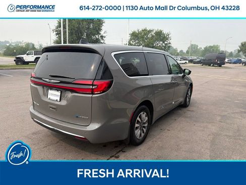 Used 2024 Chrysler Pacifica Limited FWD image 4