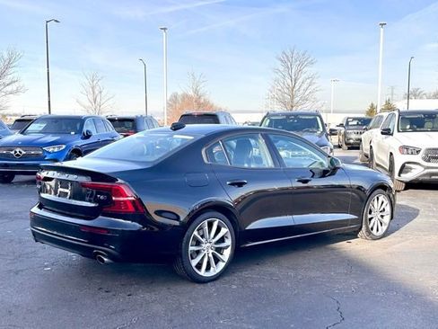 Used 2021 Volvo S60 T6 Momentum w/ Advanced Package image 4