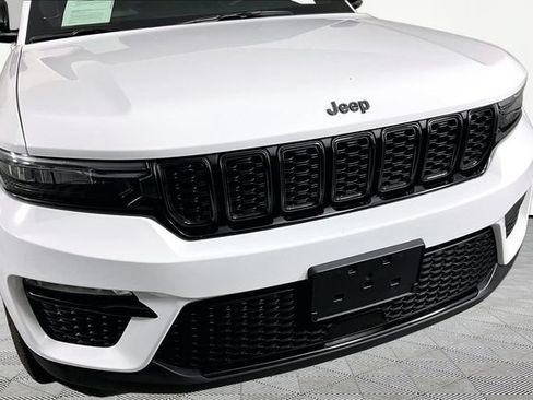 Used 2024 Jeep Grand Cherokee Limited w/ Black Appearance Package RWD image 30