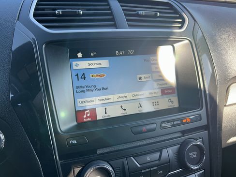 Used 2018 Ford Explorer XLT w/ Equipment Group 202A AWD/4WD image 18