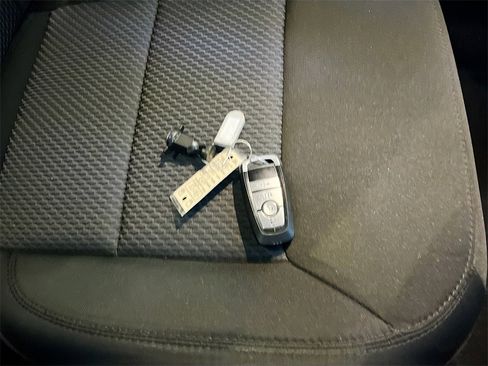 Used 2022 Ford Explorer XLT image 34