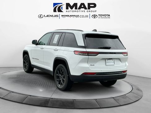 Used 2025 Jeep Grand Cherokee Altitude AWD/4WD image 3