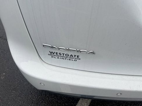 Used 2018 Chrysler Pacifica Touring-L image 11