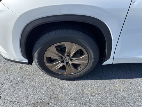 Used 2023 Toyota Highlander Bronze Edition image 9