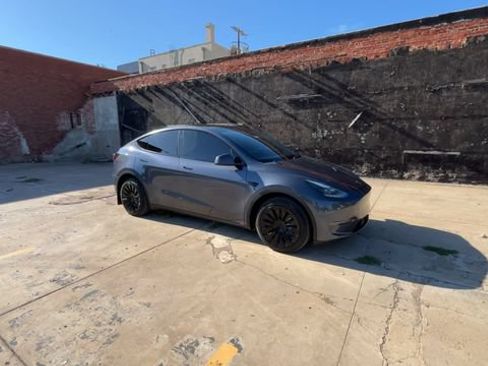 Used 2023 Tesla Model Y Long Range AWD/4WD image 2