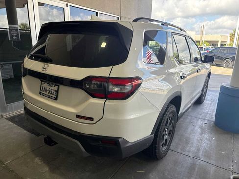 Used 2025 Honda Pilot TrailSport image 3