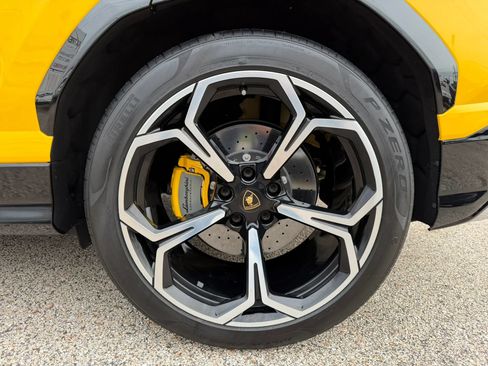 Used 2022 Lamborghini Urus AWD/4WD image 16
