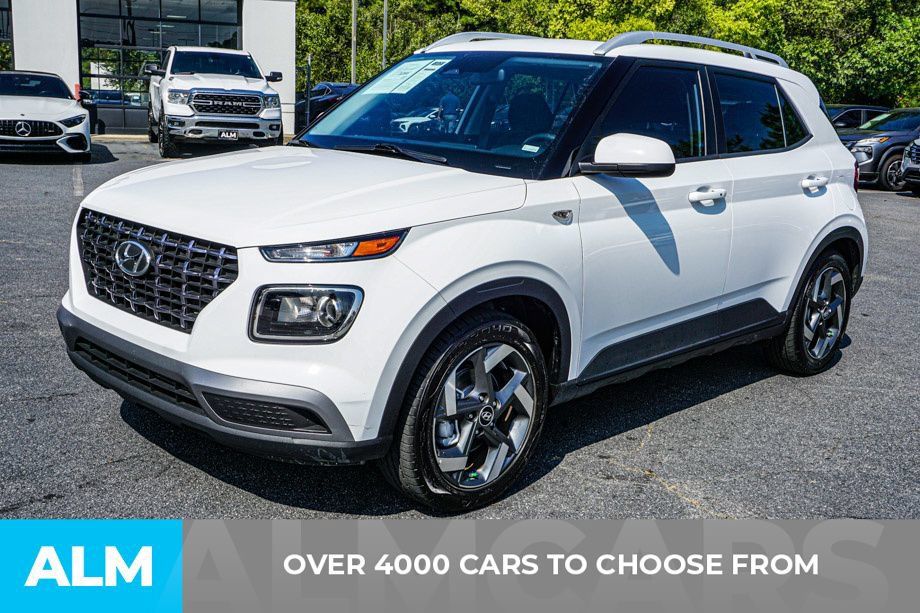 Used 2025 Hyundai Venue SEL FWD image 2