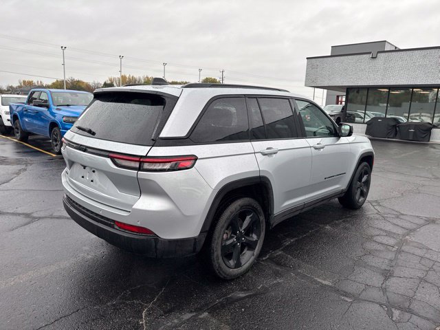 Used 2024 Jeep Grand Cherokee Altitude AWD/4WD image 10