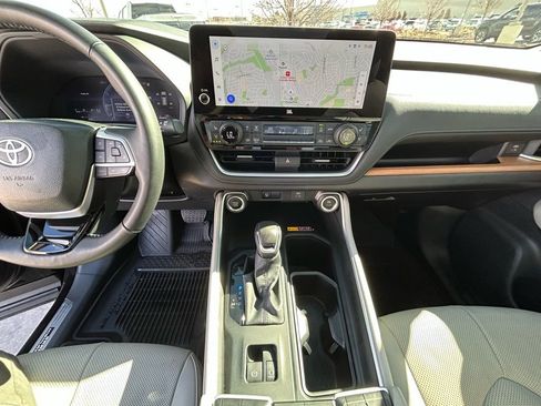 Used 2025 Toyota Grand Highlander AWD image 19