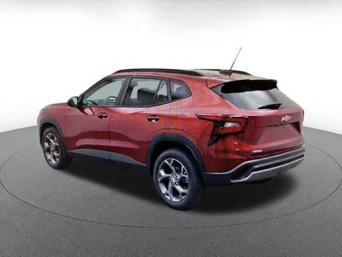 Used 2025 Chevrolet Trax LT w/ LT Convenience Package FWD image 9