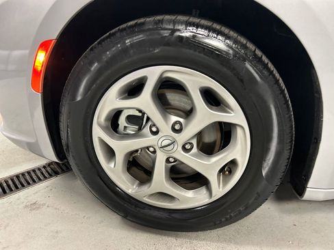 Used 2024 Chrysler Pacifica Limited image 9