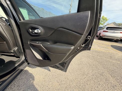 Used 2019 Jeep Cherokee Latitude Plus w/ Cold Weather Group AWD/4WD image 58