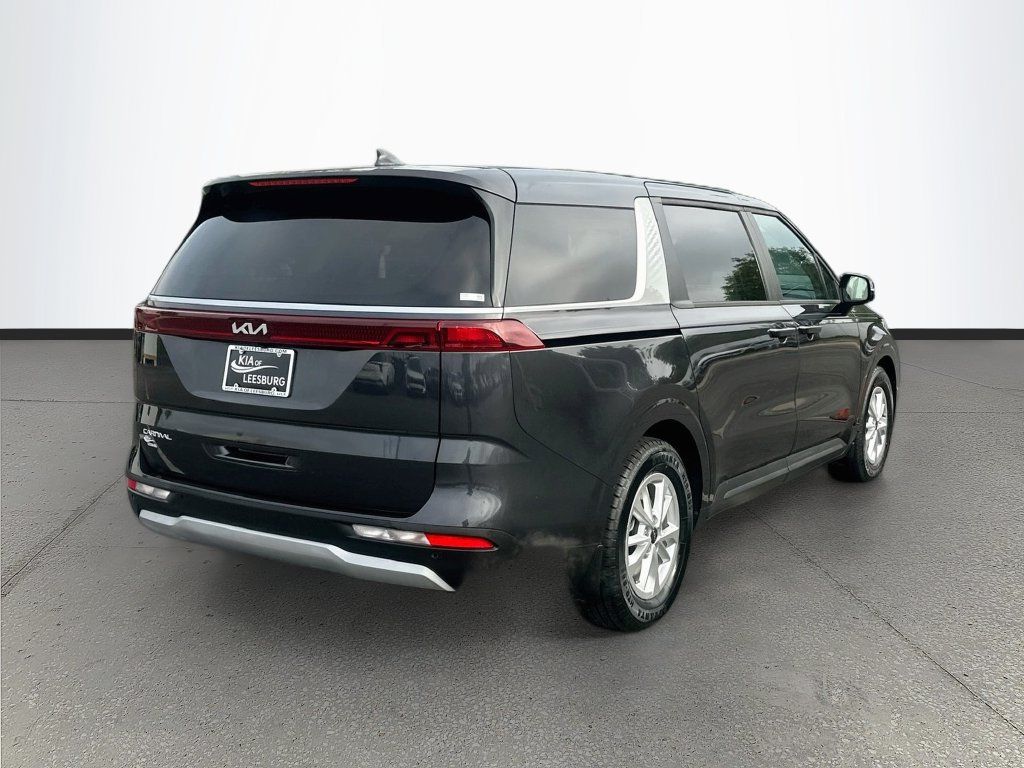 Used 2023 Kia Carnival LX FWD image 7