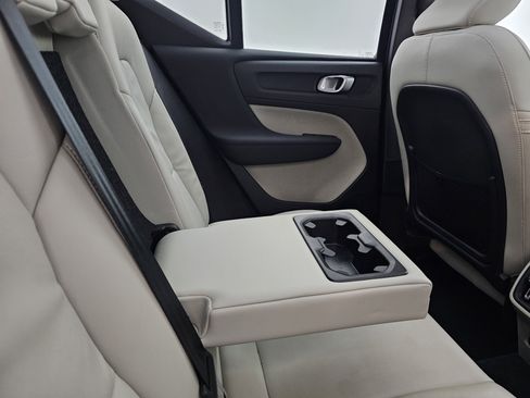 Used 2023 Volvo XC40 B5 Plus image 27