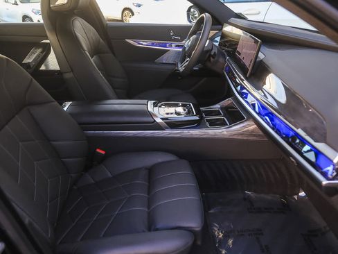 Used 2025 BMW i7 xDrive60 w/ Premium Package image 13