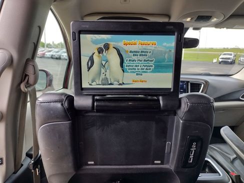 Used 2018 Chrysler Pacifica Touring-L Plus FWD image 12