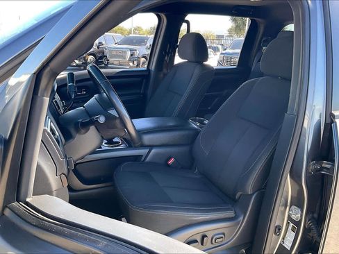Used 2019 Nissan Titan SV w/ SV Convenience Package image 7