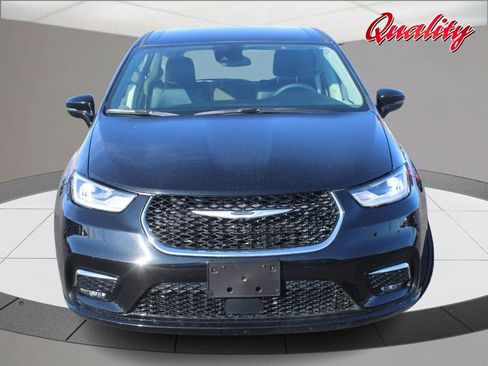 Used 2024 Chrysler Pacifica Touring-L image 10